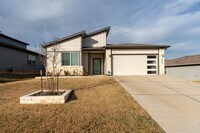 Building Photo - 3204 Egan Dr