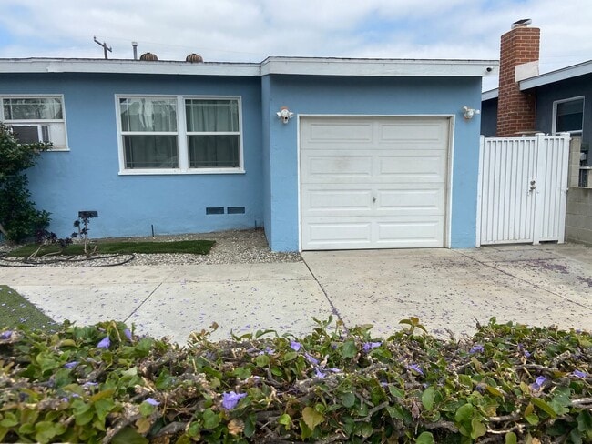 Building Photo - 2 Bedroom House for RENT with Garage and e...