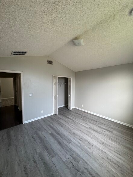 Building Photo - 12033 Walkers Glen Ln N