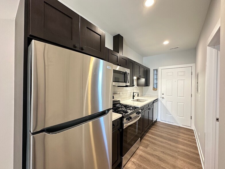 Building Photo - 3358 W Montrose Ave