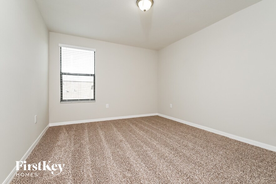 Building Photo - 14827 Crescent Rock Dr