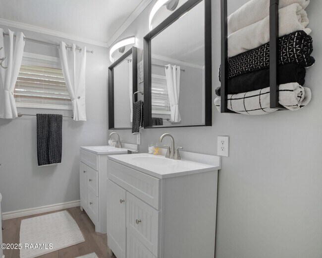 Building Photo - 681 Emar Dr