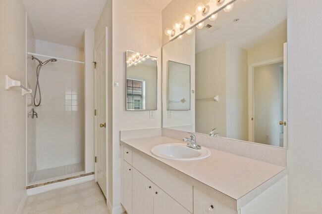 Building Photo - 4240 Central Sarasota Pky