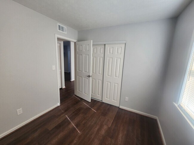 Building Photo - Renovated 3 bedroom 1 bath home in Valley Station!