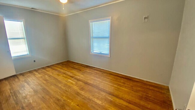 Building Photo - Handyman Special $0 First Month's Rent / “...