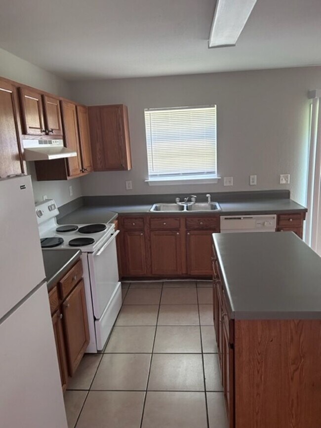 Building Photo - Stunning 4 Bedroom Home in Coulwood East Community