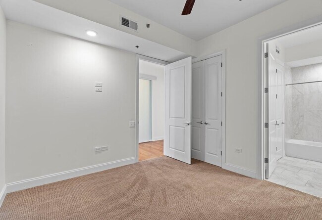 Building Photo - 717 Riverside Dr