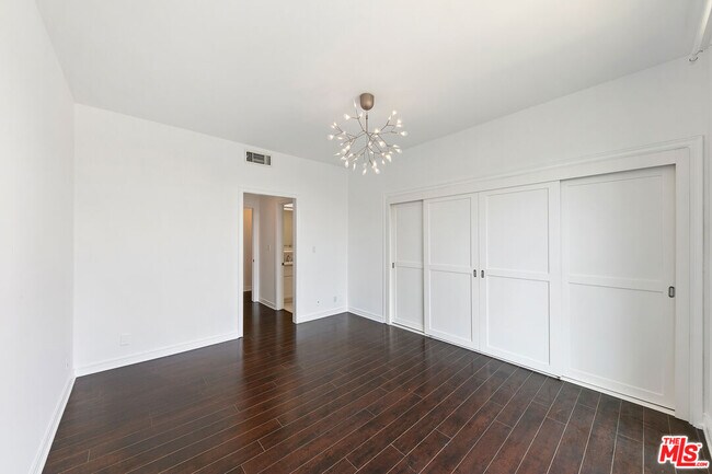 Building Photo - 214 N Crescent Dr