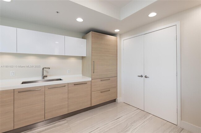 Building Photo - 17111 Biscayne Blvd