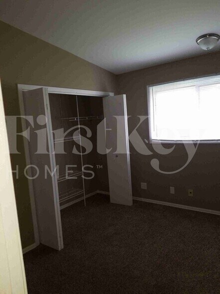 Building Photo - 185 Paramount Dr