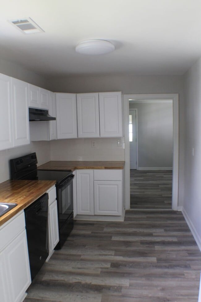 Building Photo - Your Cottage Awaits!