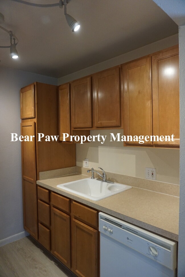 Building Photo - "Penthouse" condo in Evergreen!!