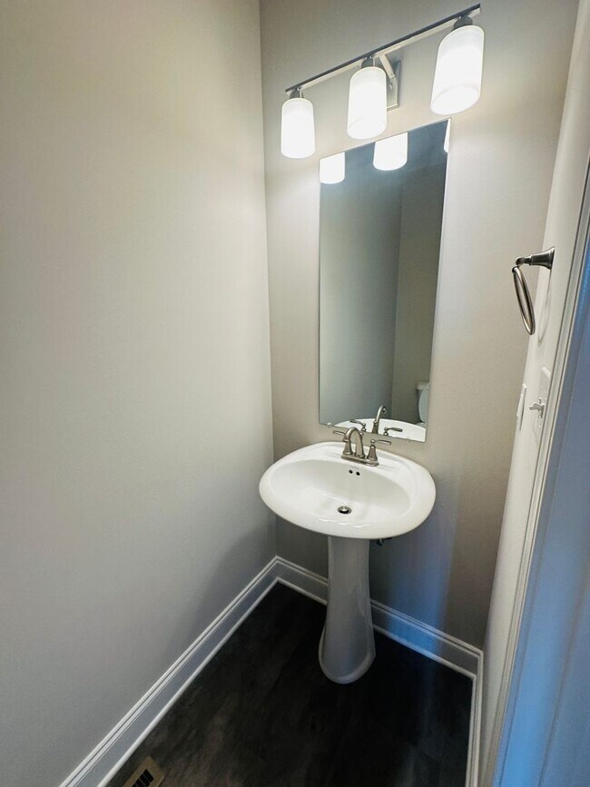 Building Photo - Incredible views 4 bed / 2.5 bath, master on main