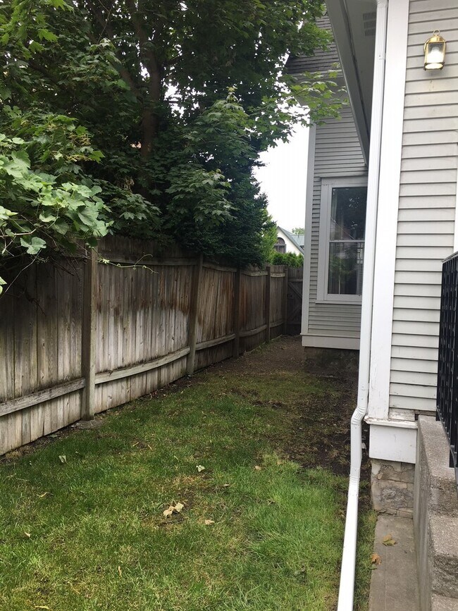 Building Photo - Northwest Area 4 Bedroom 2 Bath Bungalow