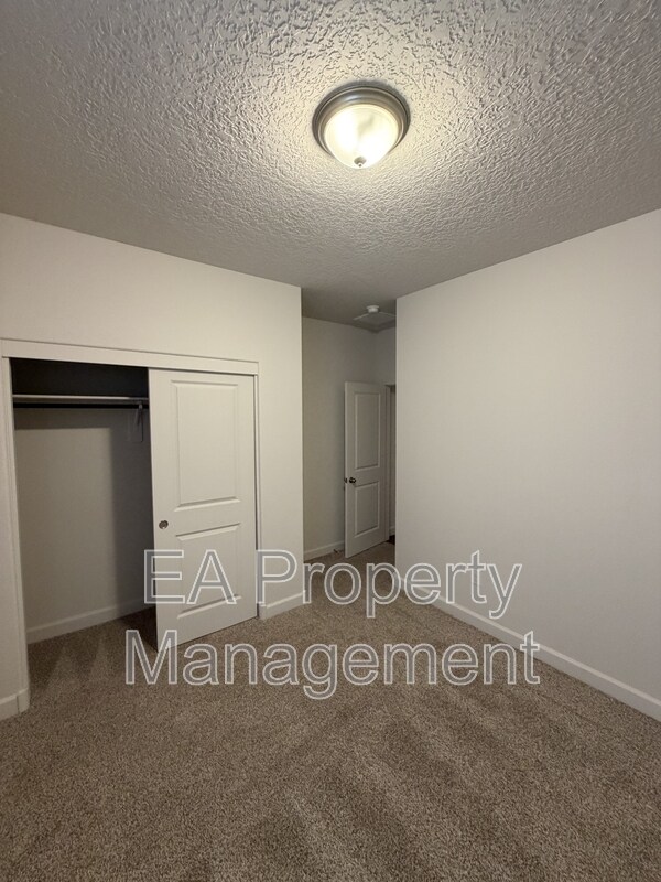 Building Photo - 6742 Clayton Dr NE