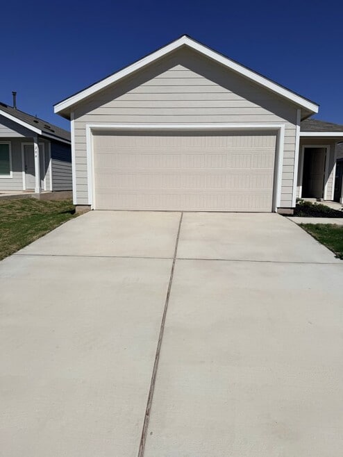 Building Photo - 208 Skyfire St