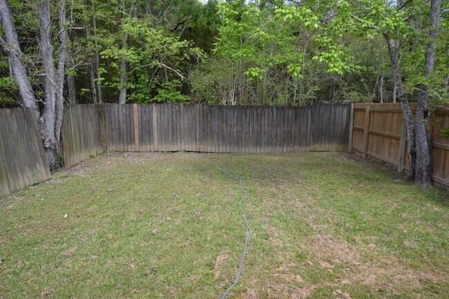 Building Photo - Charming 3 bedroom Duplex Conveniently Loc...
