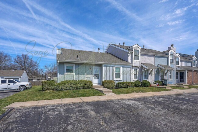 Building Photo - CHARMING TOWNHOME IN LEES SUMMIT!!