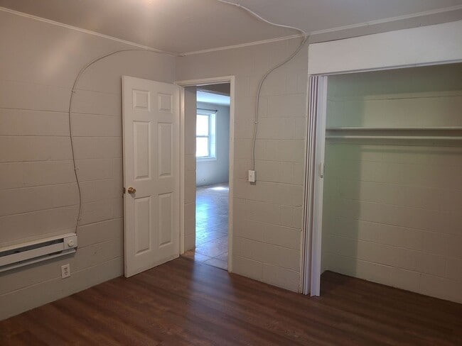 Building Photo - Newly Available! 2 Bedroom in Red Bank!