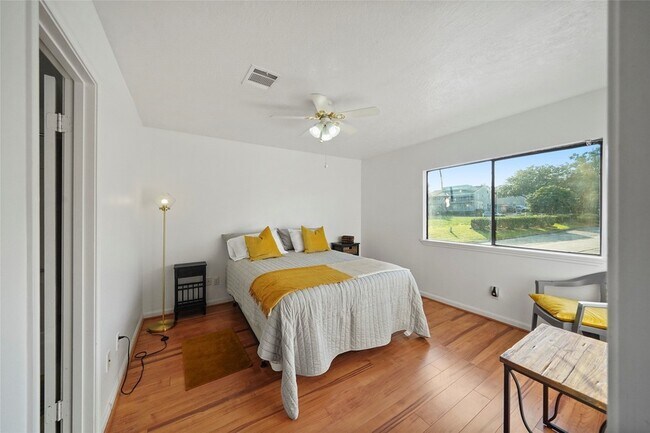 Building Photo - 3 April Point Dr S