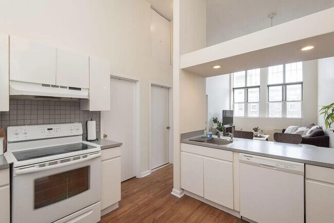Building Photo - 450 7th St