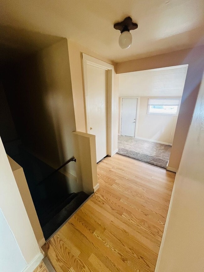 Building Photo - 4 bedroom 2 bathroom house (2 bedrooms non...