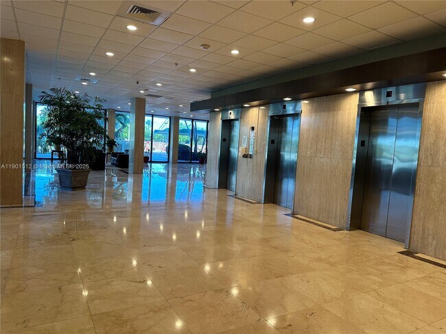 Building Photo - 400 Kings Point Dr