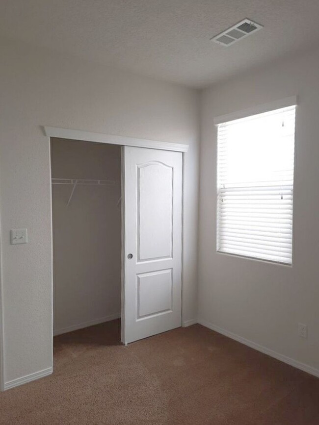 Building Photo - 3 bedroom 2 bathroom home in Rio Rancho! C...