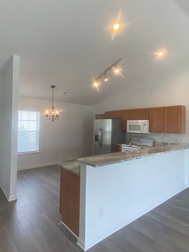 Building Photo - Walkers Woods - 3 Bed / 2 Bath Single Family Home for Rent