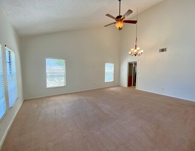 Building Photo - 3015 Crested Cir