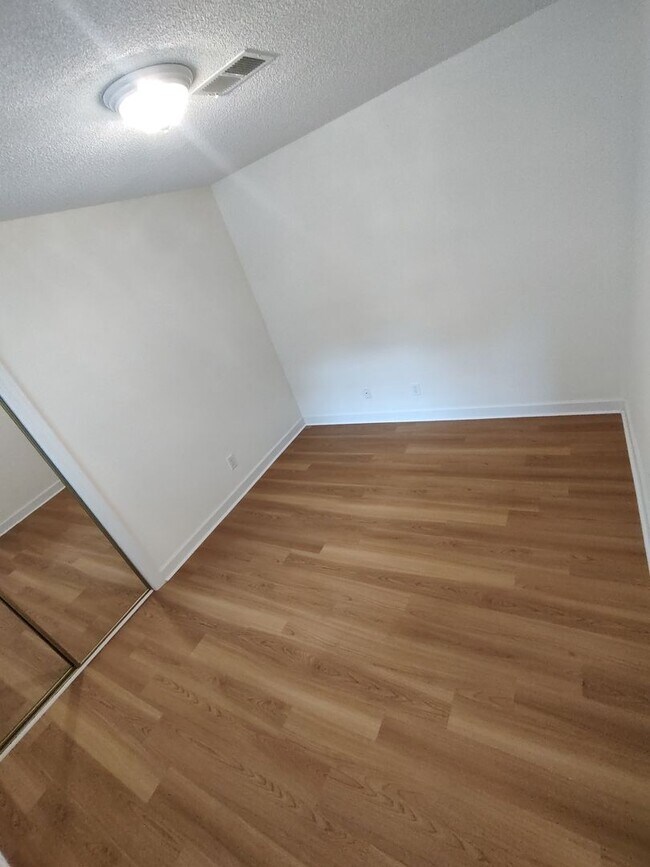 Building Photo - NEWLY RENOVATED 4 Bed/2 Bath with Communit...