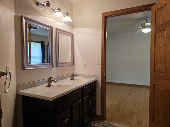 Building Photo - Multi generational Home New London