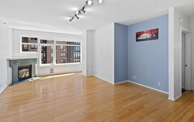 Building Photo - Chic 1-Bedroom Condo with Stunning City & ...