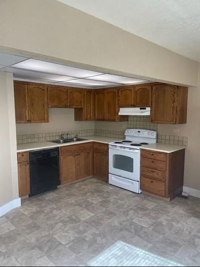 Building Photo - 2 bedroom 1 bath daylight basement unit in...