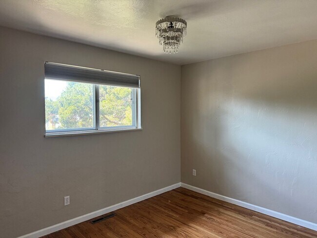 Building Photo - Charming 4 Bedroom Home Near UCCS and Palm...
