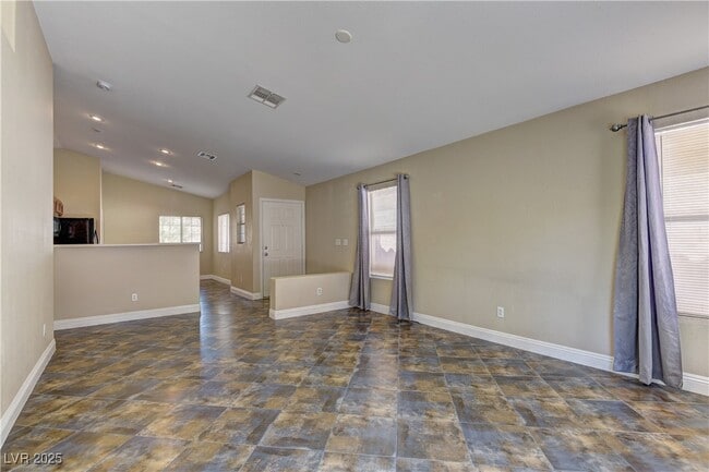 Building Photo - 10530 Lilac Tree Ave