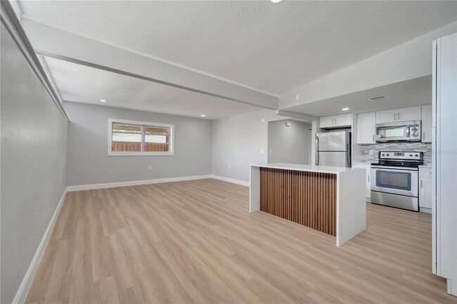 Building Photo - 2303 Bonneville Dr