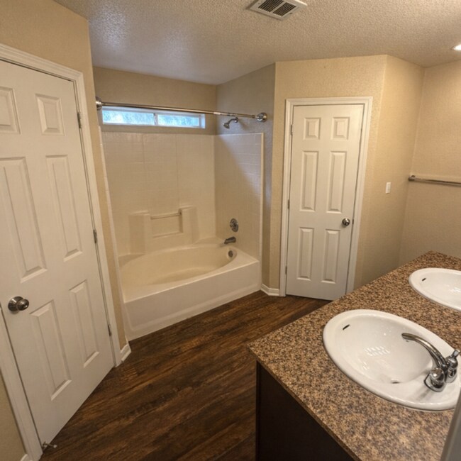 Building Photo - AVAILABLE MID MAY ; APPLY TODAY ON OUR WEBSITE!!!