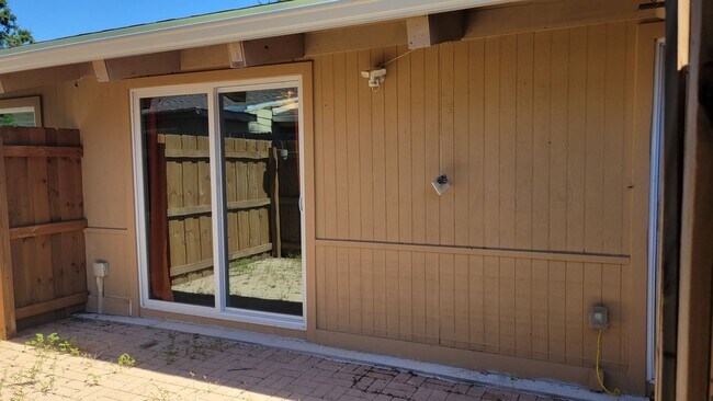 Building Photo - Annual UNfurnished renovated 2/1 condo dow...