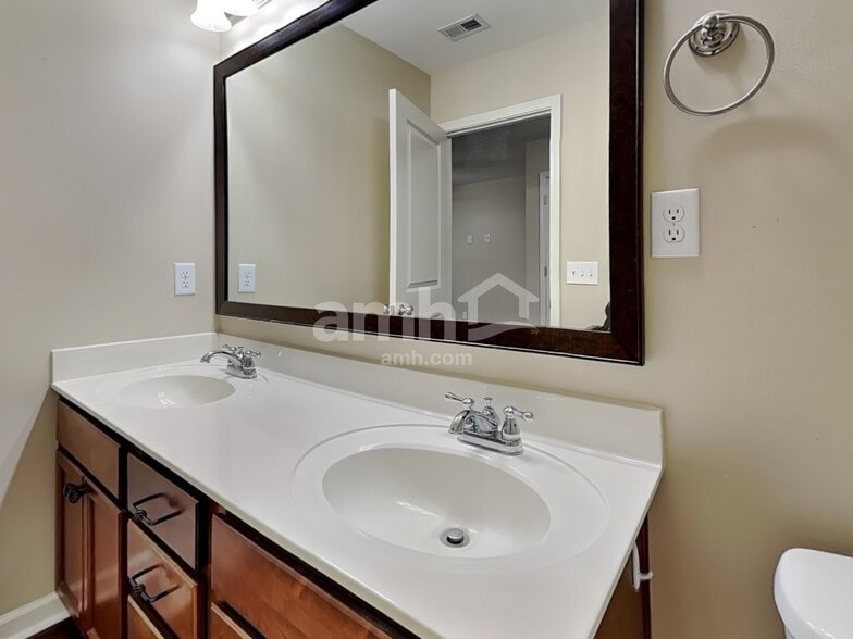 Building Photo - 498 Stonebridge Cir