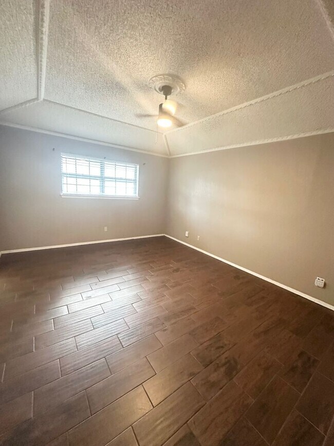 Building Photo - 4 Bed 2 Bath Ready to Rent ASAP