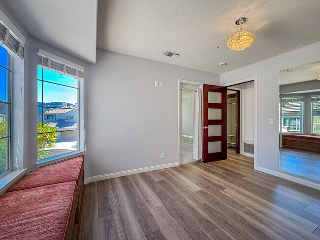 Building Photo - Spacious 4B/3BA Home with Scenic Views and...