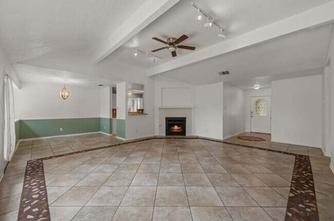 Building Photo - 4 Bedroom Single Family Home in Pflugerville