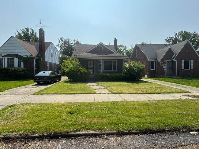 Building Photo - Lovely renovated 3 bedroom house