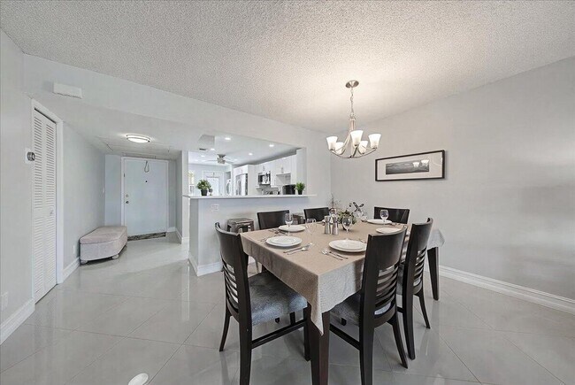 Building Photo - 2701 S Palm Aire Dr