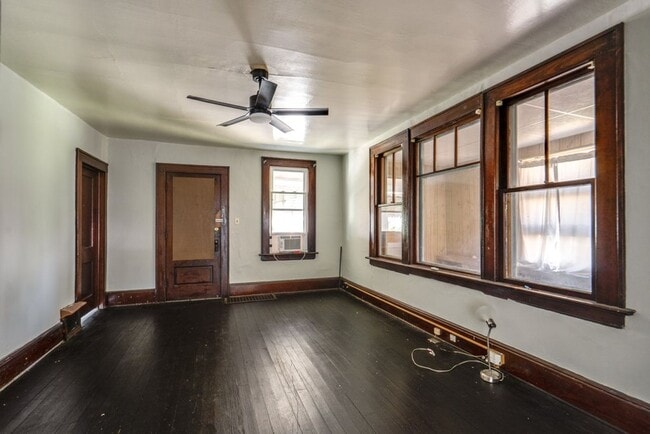 Building Photo - 491 Allyn St