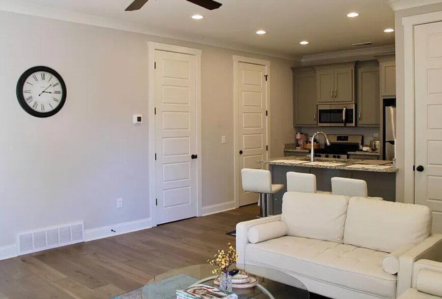 Building Photo - 425 Live Oak Dr
