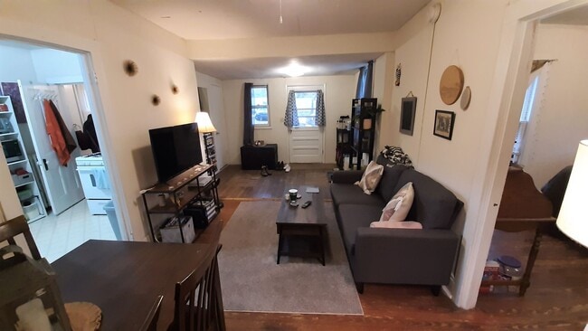 Building Photo - 215 Pleasant St