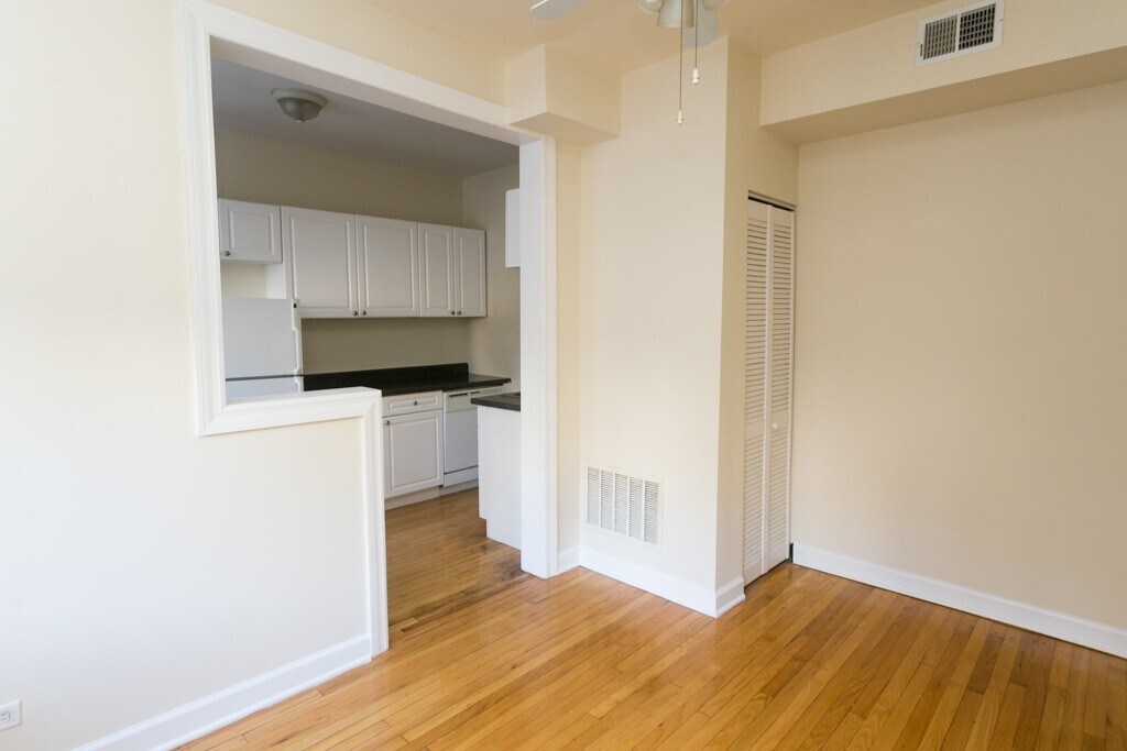 Building Photo - 559 W Aldine Ave