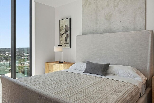 Building Photo - 610 Davis St